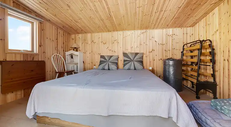 Lyst sommerhus tæt på havet i grønne omgivelser