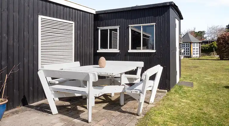 Lyst sommerhus tæt på havet i grønne omgivelser