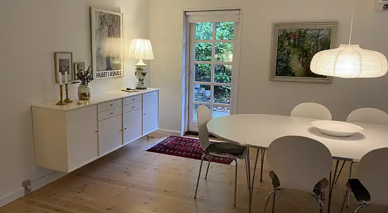 Idyllisch gelegenes Holzhaus an Wald und See