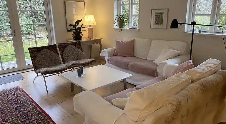 Idyllisch gelegenes Holzhaus an Wald und See