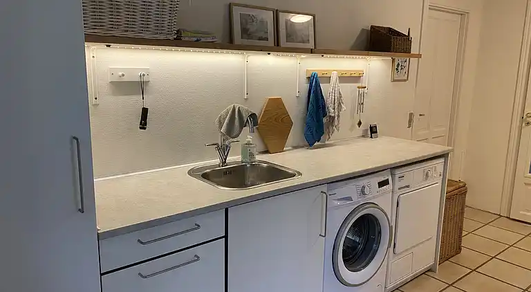 Idyllisch gelegenes Holzhaus an Wald und See