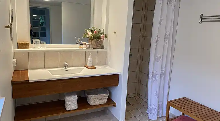 Idyllisch gelegenes Holzhaus an Wald und See