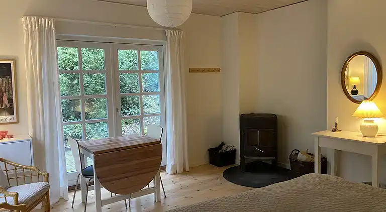 Idyllisch gelegenes Holzhaus an Wald und See