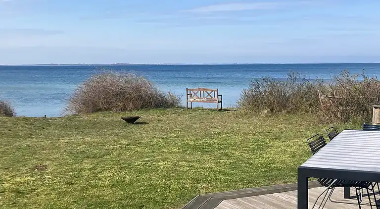 Schönes Ferienhaus auf großem Strandgrundstück