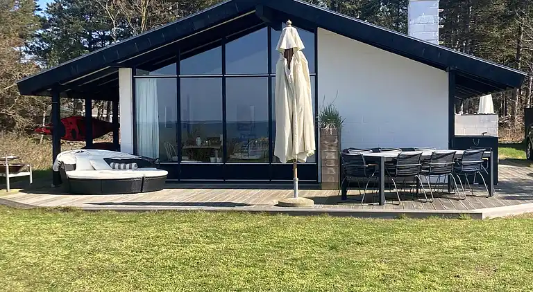 Schönes Ferienhaus auf großem Strandgrundstück