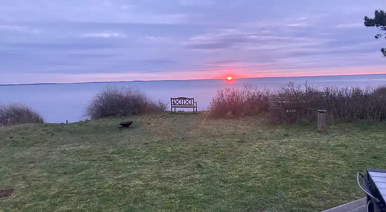 Schönes Ferienhaus auf großem Strandgrundstück