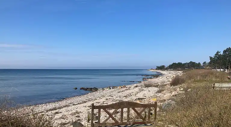 Schönes Ferienhaus auf großem Strandgrundstück