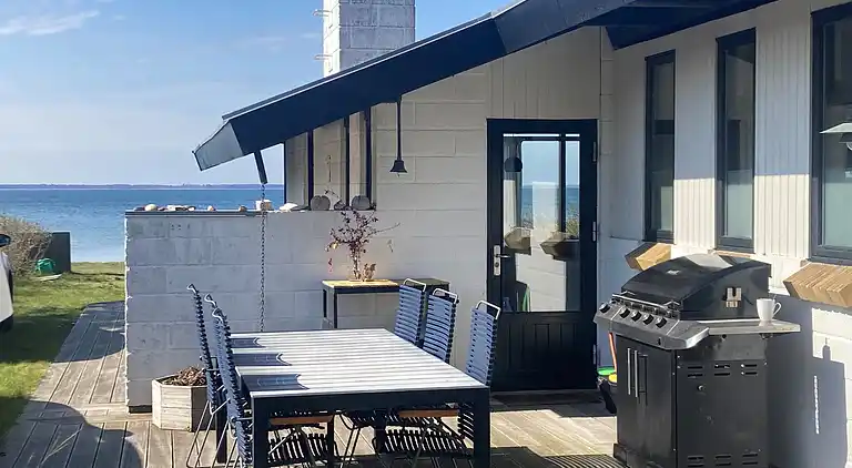 Schönes Ferienhaus auf großem Strandgrundstück