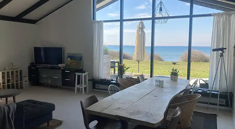 Schönes Ferienhaus auf großem Strandgrundstück