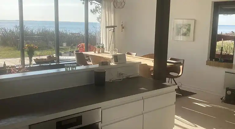 Schönes Ferienhaus auf großem Strandgrundstück