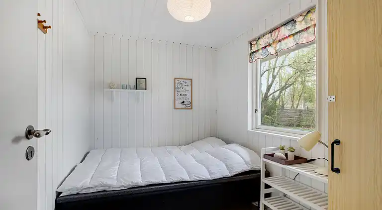 Sommerhusperle tæt på hav og byliv