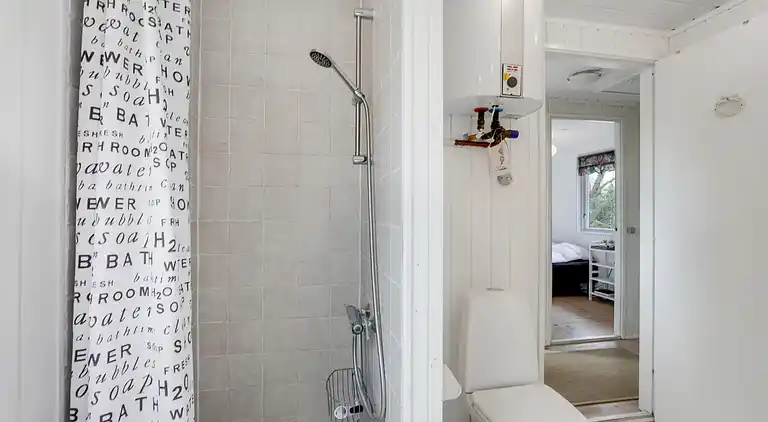 Sommerhusperle tæt på hav og byliv