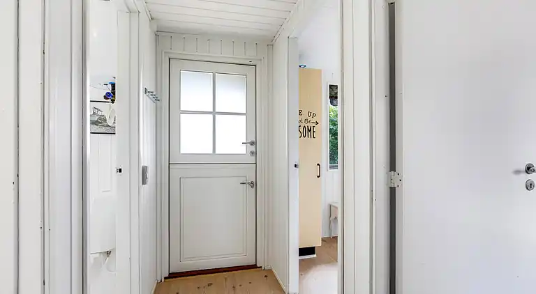 Sommerhusperle tæt på hav og byliv