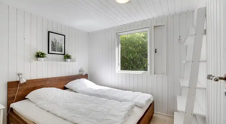 Sommerhusperle tæt på hav og byliv