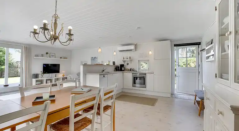 Sommerhusperle tæt på hav og byliv