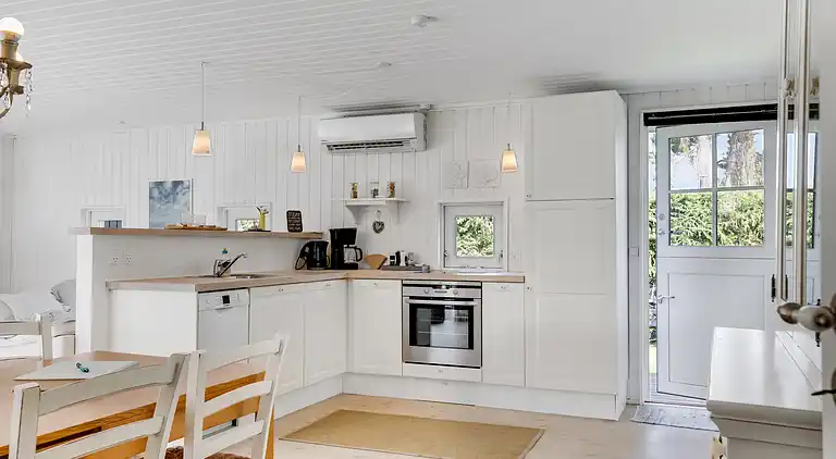 Sommerhusperle tæt på hav og byliv