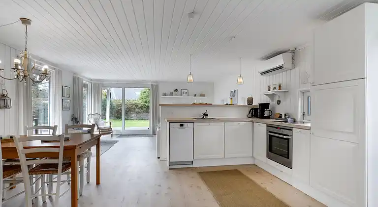 Sommerhusperle tæt på hav og byliv