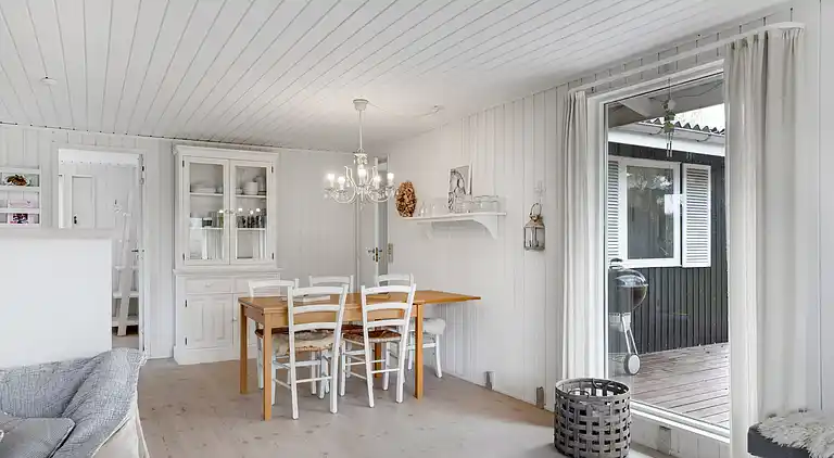 Sommerhusperle tæt på hav og byliv