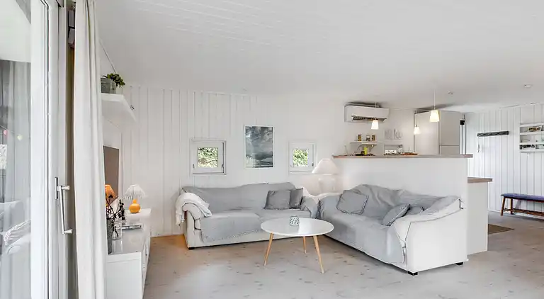 Sommerhusperle tæt på hav og byliv