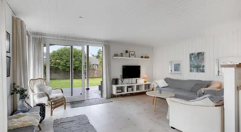 Sommerhusperle tæt på hav og byliv