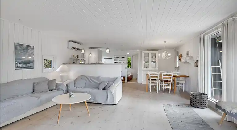 Sommerhusperle tæt på hav og byliv