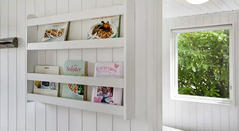 Sommerhusperle tæt på hav og byliv