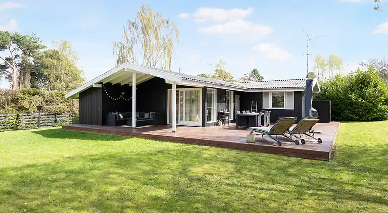 Sommerhusperle tæt på hav og byliv