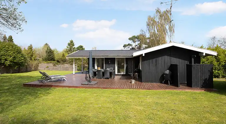 Sommerhusperle tæt på hav og byliv