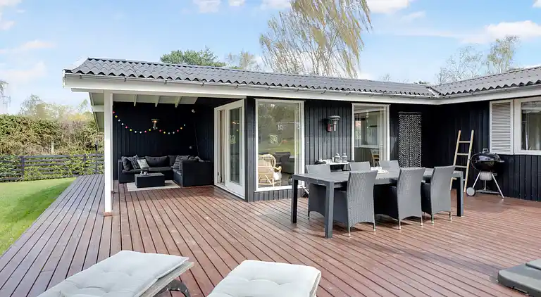 Sommerhusperle tæt på hav og byliv