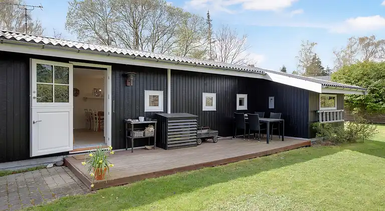 Sommerhusperle tæt på hav og byliv