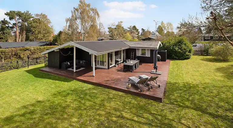 Sommerhusperle tæt på hav og byliv