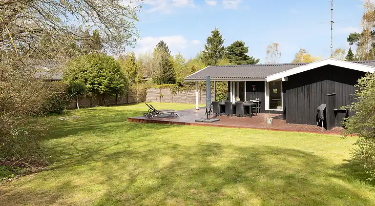 Sommerhusperle tæt på hav og byliv