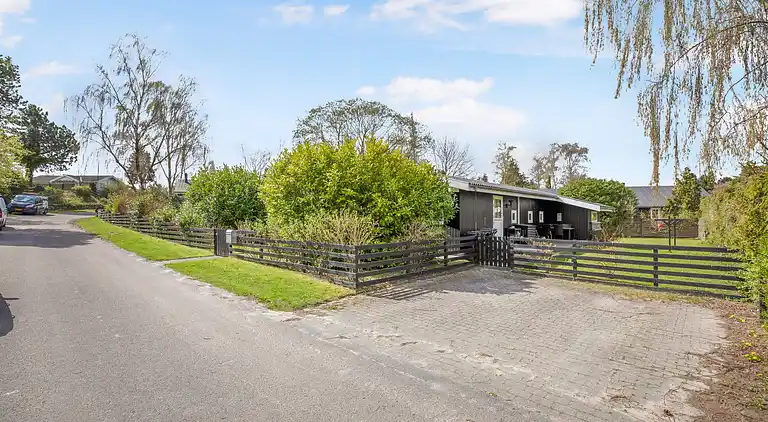 Sommerhusperle tæt på hav og byliv