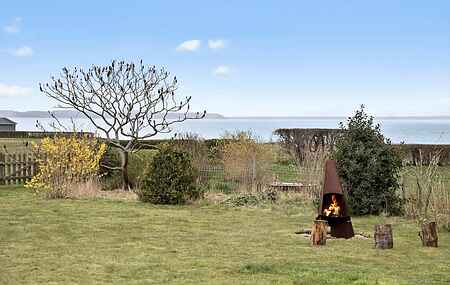 Mysigt sommarhus med fin utsikt över hav och äng