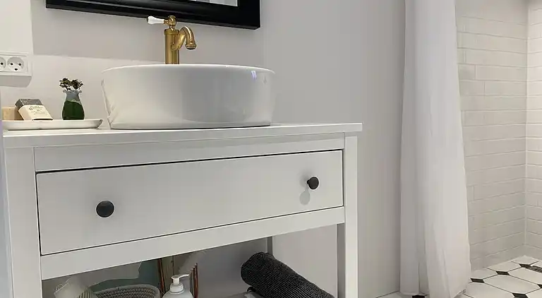 Smukt beliggende sommerhus med havudsigt