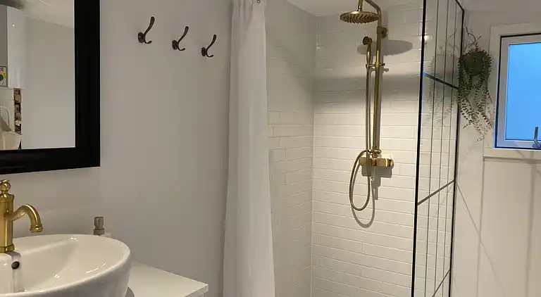 Smukt beliggende sommerhus med havudsigt