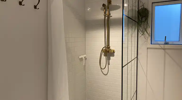 Smukt beliggende sommerhus med havudsigt