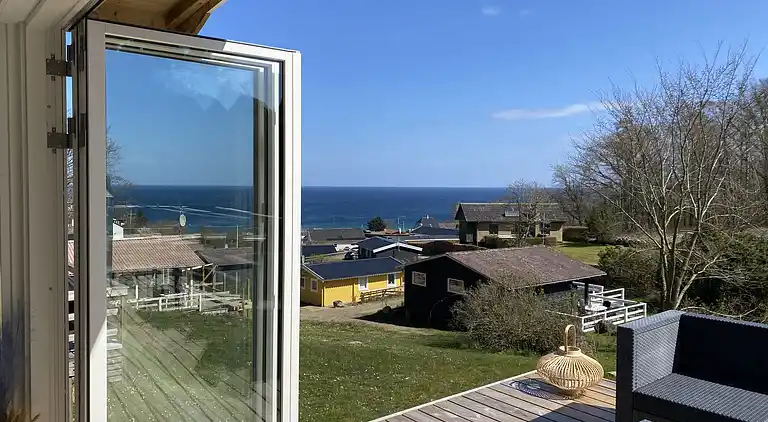 Smukt beliggende sommerhus med havudsigt