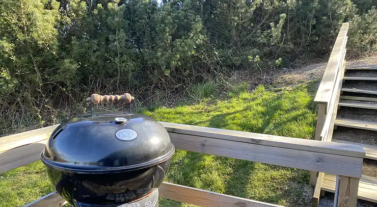Smukt beliggende sommerhus med havudsigt