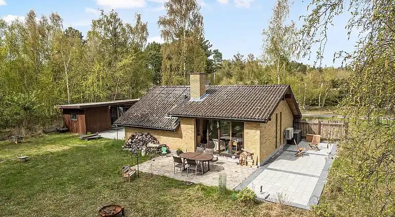 Skønt sommerhus i naturlige omgivelser tæt på hav