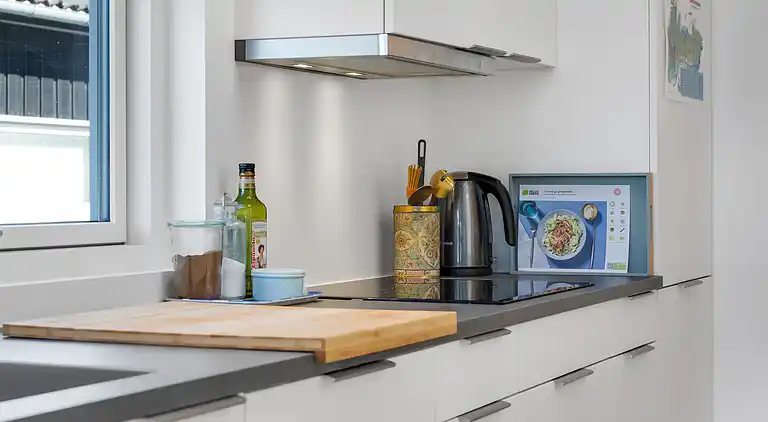 Lækkert sommerhus et stenkast fra vandkanten