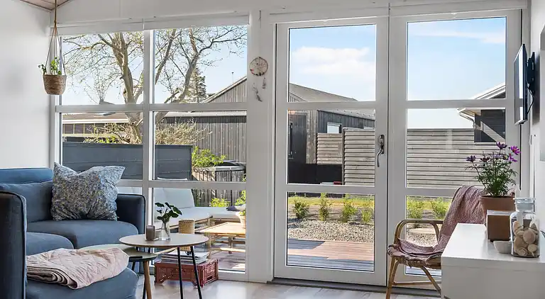 Lækkert sommerhus et stenkast fra vandkanten