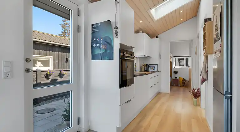 Lækkert sommerhus et stenkast fra vandkanten