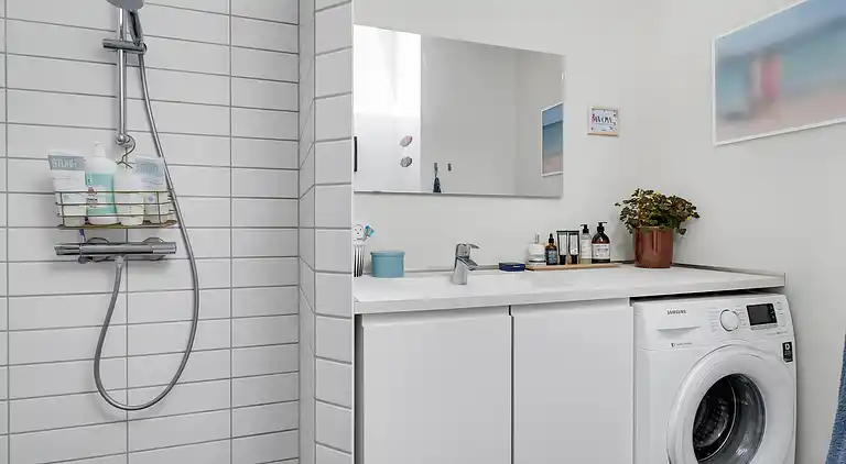 Lækkert sommerhus et stenkast fra vandkanten