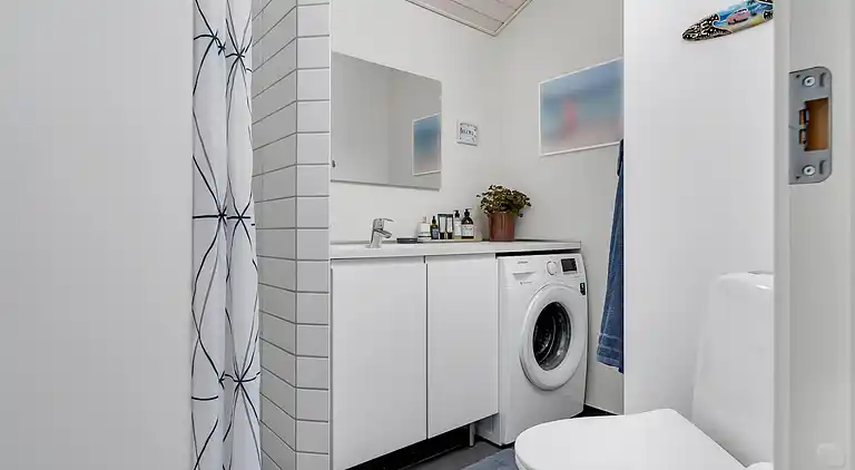 Lækkert sommerhus et stenkast fra vandkanten