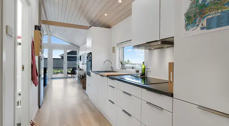 Lækkert sommerhus et stenkast fra vandkanten