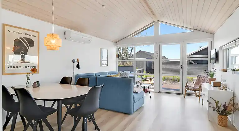 Lækkert sommerhus et stenkast fra vandkanten