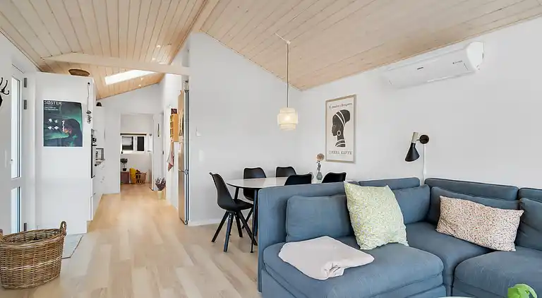 Lækkert sommerhus et stenkast fra vandkanten