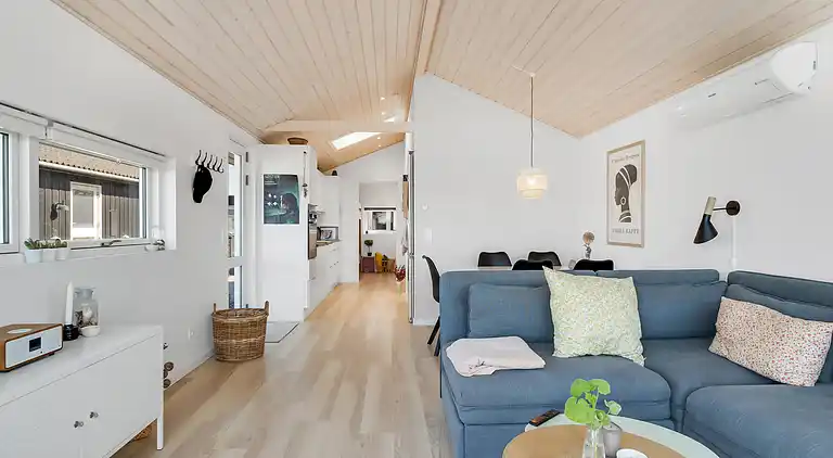 Lækkert sommerhus et stenkast fra vandkanten