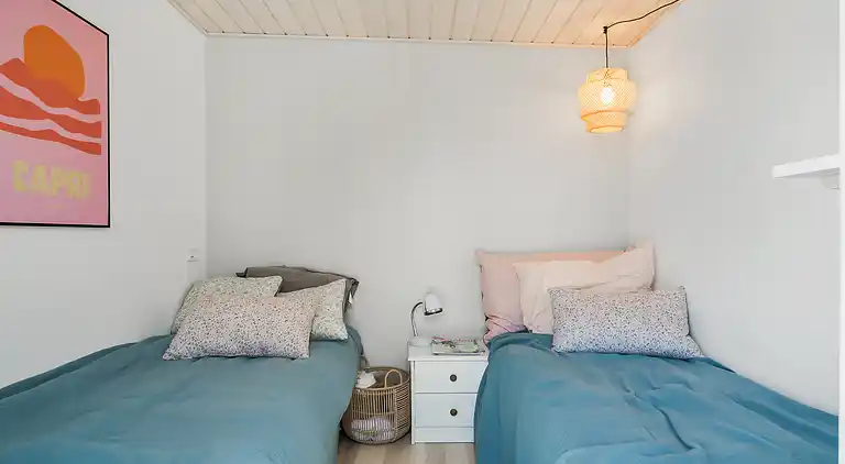 Lækkert sommerhus et stenkast fra vandkanten